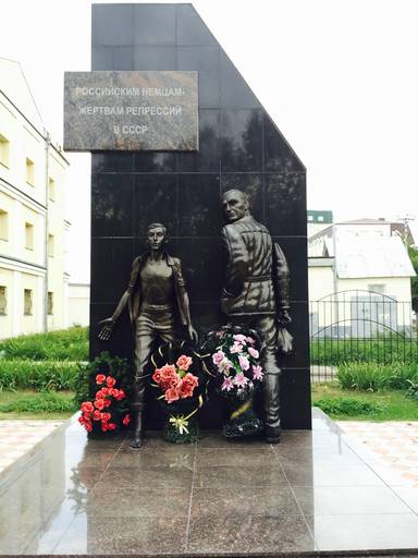 Denkmal anlässlich der Rehabilitation der Wolgadeutschen in Engels (Oblast Saratov)