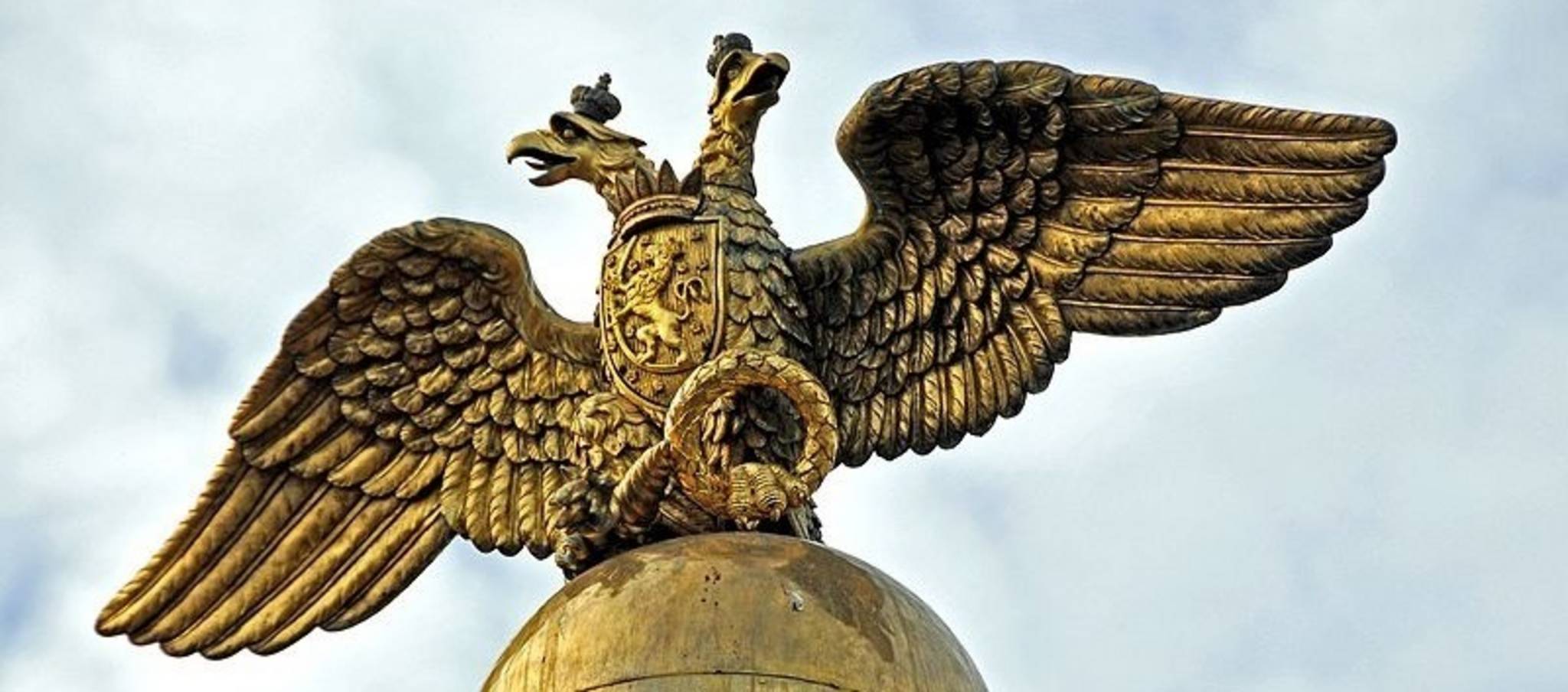 In the Market Square is Helsinki’s oldest public monument, the Tsarina’s Stone, topped by a globe and a double-headed eagle, the emblem used by the Tsars of Russia.