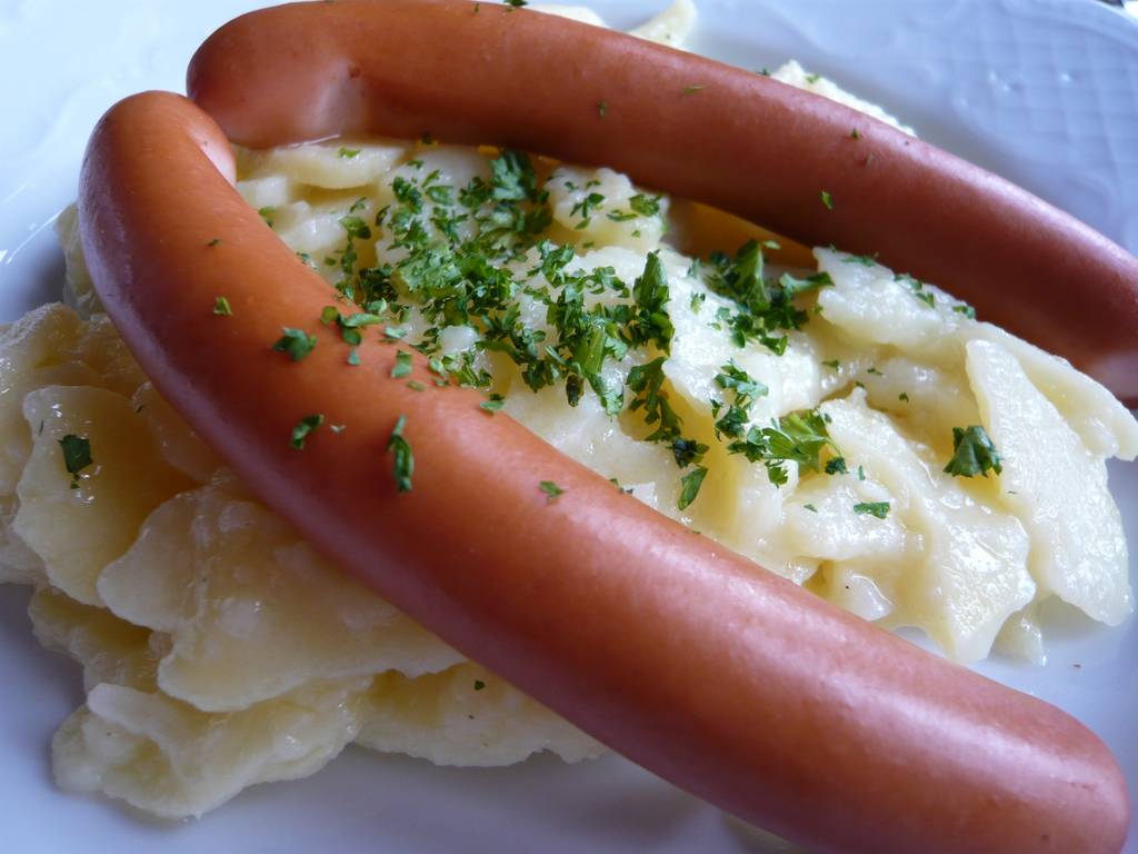Teller mit Kartoffelsalat und Frankfurter Würstchen
