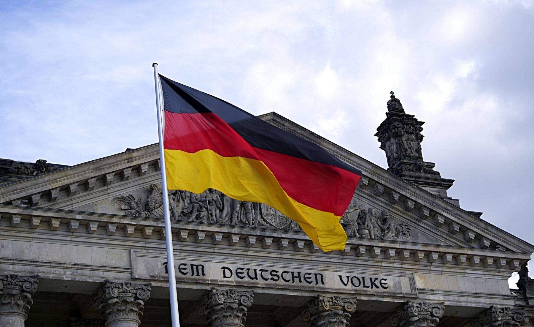 Deutschlandfahne vor dem Reichstagsgebäude